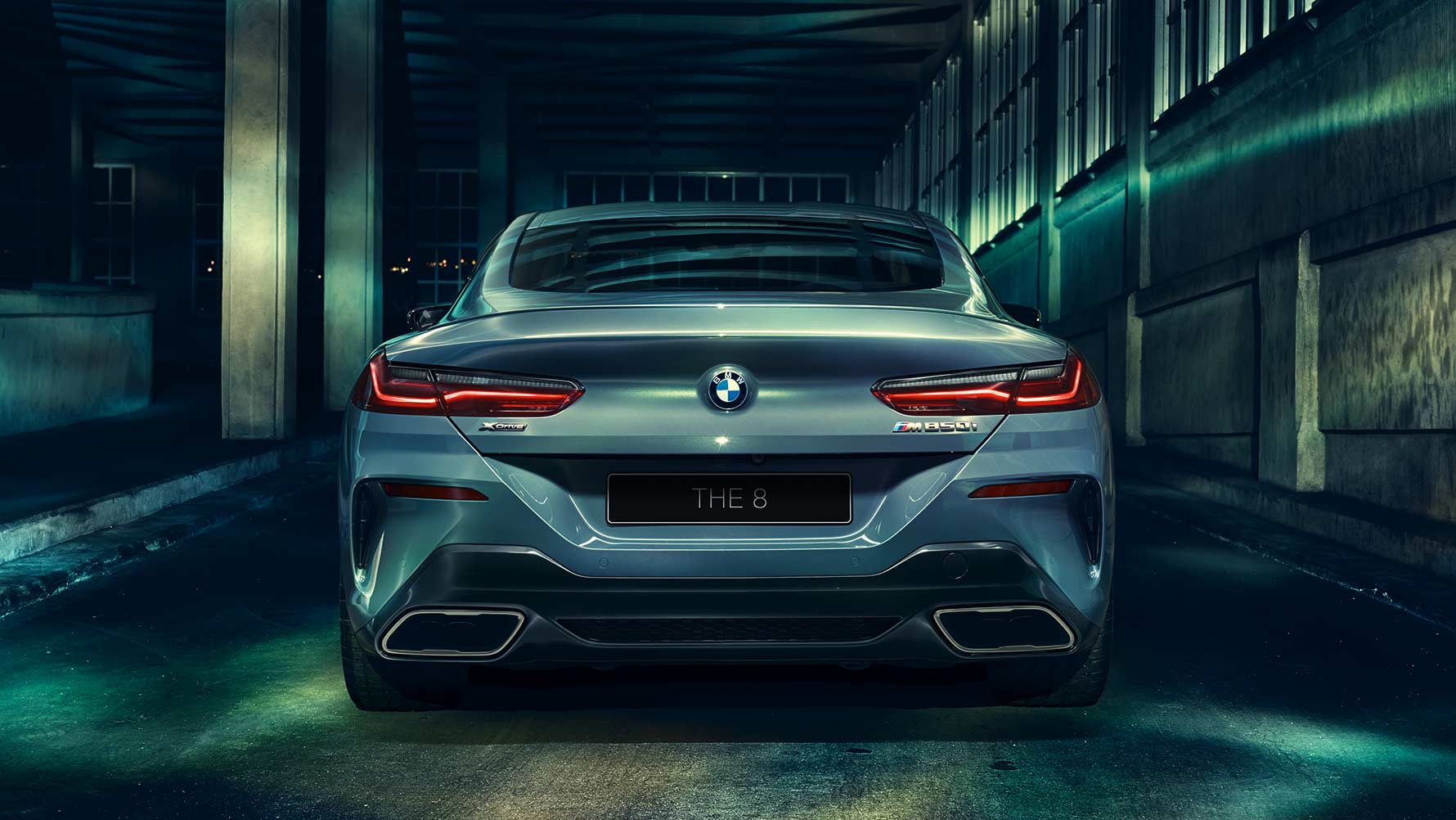 BMW 8 серии Coupe, вид сзади BMW 8 серии Coupe в ночном городе. вид сзади.
